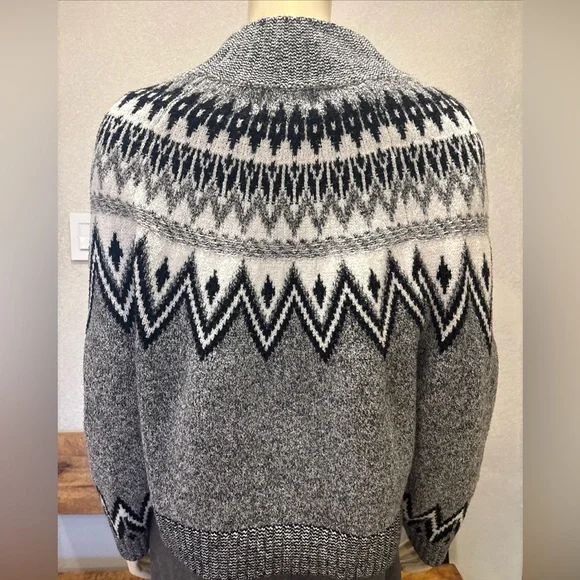 Fair Isle Sweater Women’s Size Medium Old Navy Soft Cozy Black Grey Long Sleeve - Picture 4 of 6